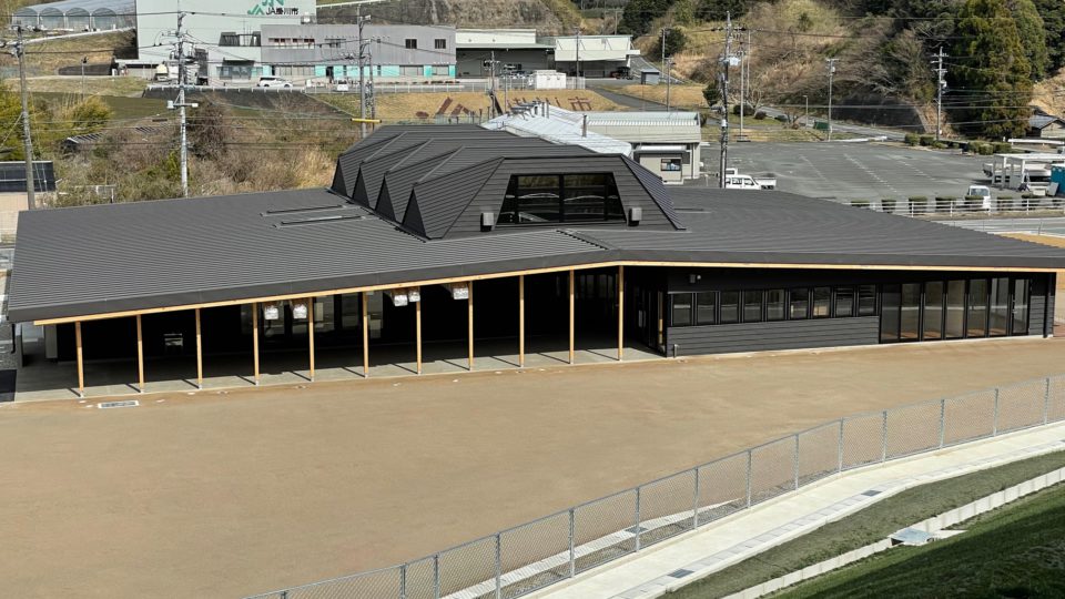 大きく広がる屋根はインシュレーション工法を用いました。